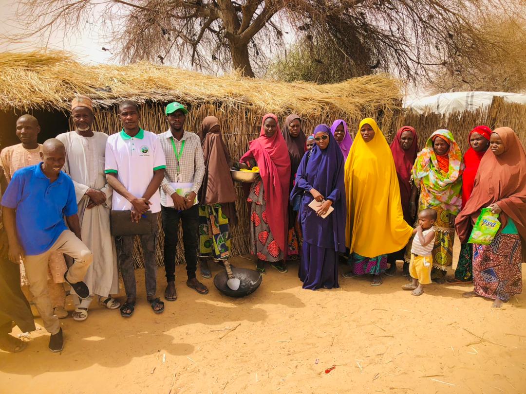 Équipe de l'ONG ID-Vert avec un groupement communautaire
